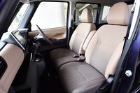 前席はウオークスルーが可能なベンチタイプ。助手席の右側肩部には、運転席側から後席の子供をケアするためのリクライニングレバーが備わる。グラデーションのかかったシートカラーは、新たな試みのひとつ。