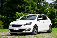 1.6リッターエンジン搭載の「308アリュール BlueHDi」(写真)は車重が1340kgで299万円。2.0リッターエンジン搭載の「308GT BlueHDi」は車重が1470kgで、354万円。