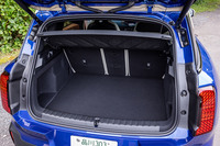 後席使用時の荷室容量は505リッター。リアシートの背もたれを前方にすべて倒すことで最大1530リッターにまで拡大できる。