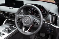 ステアリングはロックトゥロックで3回転以上も回り、操作感は重い。アクセルペダルもかなり踏み応えがある(=重い)。