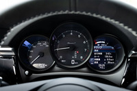 メーターパネルは、今はやりのフル液晶ではなく3眼式。機械式の速度計、エンジン回転計に加え、フルカラーのマルチインフォメーションディスプレイが装備される。