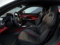 ヘッドレスト一体型のシートは、上質なイタリアンレザーで仕立てられている。