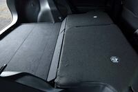 後席の背もたれを倒すと、写真のように後席部分と荷室のフロアには大きな段差が生じる。その差を埋めて床面をフラットにする「ラゲージアクティブボックス」がオプションとして用意されている。