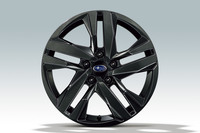 ダークメタリック塗装の17インチアルミホイールを装備する。