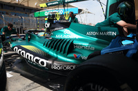 砂漠地帯のバーレーンで行われたテストでは、冷却対策のルーバーが施されていた。今季のレギュレーションでは、追い抜きしやすいようにマシンが小型化されており、パワーユニットやその他のコンポーネンツはタイトな場所に押し込められることになる。そこで課題となるのが冷却なのだが、これだけ大きなルーバーが付くとなると、気流の乱れも心配される。ニューウェイがどう考えているのか気になるところだ。(Photo=HRC/Getty)