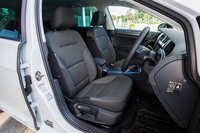 2種類のグレーで構成されるファブリックシートは、「e-ゴルフ」専用のデザイン。