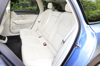 後席は前席と同様に、パーフォレーテッド・ファインナッパレザーで仕立てられている。