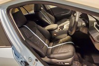 「専用レザーシート&トリムセット」を選択したインテリア。シートの中央にはラインのアクセントが添えられる。