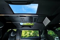 全車に装備される左右独立ムーンルーフと、「エグゼクティブラウンジ」専用装備の14インチリアシートエンターテインメントシステム。サンシェードやスライドドア、イルミネーションなどの操作は、オーバーヘッドコンソールでも可能だ。