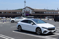 787kmを後にし、岡崎サービスエリアに停車中の「EQS450+」。同モデルの一充電走行距離(WLTCモード)は759kmと公表されており、今回のチャレンジでは岡崎より手前の名古屋南インターチェンジ付近で超えている。その際メーター上には「走行可能距離299km」と表示されていた。