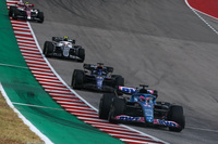 レース後「このマシンは頑丈だね!」と語ったのはアルピーヌのフェルナンド・アロンソ(写真前)。前を走るランス・ストロールのアストンマーティンに乗り上げ、フロントが浮き上がった状態から路面にたたきつけられ、さらにガードレールにヒット。それでもピットに戻りタイヤとノーズを交換すると変わりない力走を続けて、なんと7位でフィニッシュしたのだ。しかしその後、ハースの指摘を受けたFIA(国際自動車連盟)の技術委員の見解から、10秒のストップ/ゴーペナルティーに相当する30秒が加算され15位に降格。事故のダメージで右ミラーが外れかかった状態で走行を続けていたことが危険であるということがその理由だった。この降格と、マクラーレンのランド・ノリスが6位でゴールしたことを合わせ、アルピーヌはコンストラクターズランキング4位をキープできたものの、5位マクラーレンとの差は6点にまで縮まってしまった。(Photo=Alpine F1)