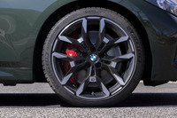 ブレーキキャリパーはスポーティーさが際立つ赤に変更。ダブルスポークのこのホイールは2万6000円の追加料金で装着できるオプションだ。