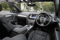 インテリアは、助手席前のダッシュボードにデコラティブパネルが追加されるなど、質感アップを図る小変更が施された。