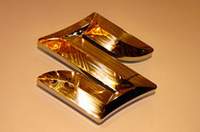 いままで、国内小型車、海外小型車、軽自動車、二輪車など、それぞれが独自の車両マークをつけていたが、このワゴンRから「スズキ」としてひとつのマークに統一された。社章を立体化したデザインを採る