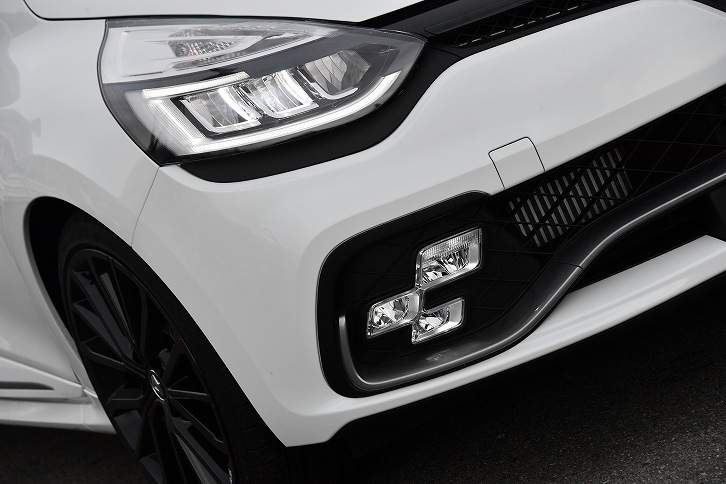 2017年7月の改良で、ヘッドランプはフルLEDとされた。またバンパー下部に、ポジションランプ/フォグランプ/ハイビーム/コーナリングランプとして機能する「R.S.ビジョン」が組み込まれた。