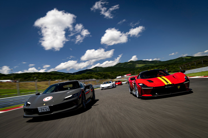 イベント2日目にあたる7月2日の午後には、参加車によるパレードランも実施。実に200台ものフェラーリが、富士スピードウェイのレーシングコースを埋め尽くした。(写真:フェラーリ・ジャパン)