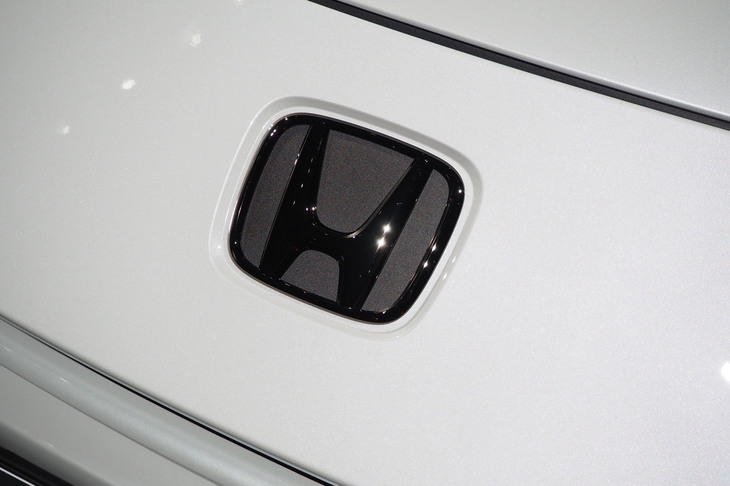 ホンダ・プレリュード(純正アクセサリー装着車のフロントエンブレム)