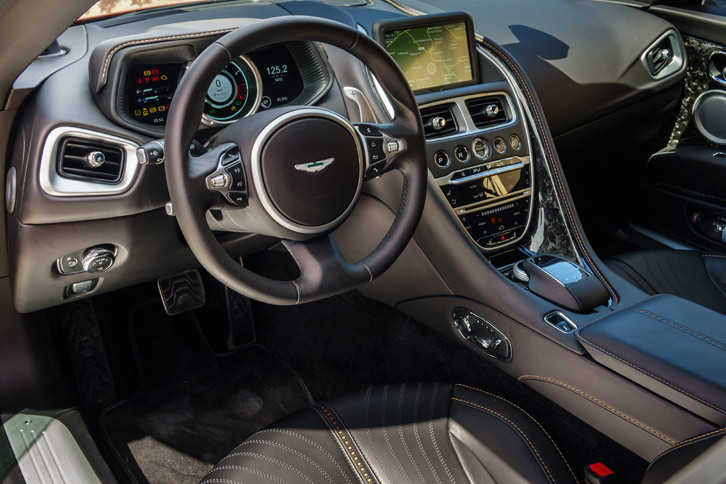 「DB11」のインストゥルメントパネルまわり。異形タイプのリムが目を引くステアリングホイールのレシオは13:1、ロック・トゥ・ロックは2.4回転となっている。
