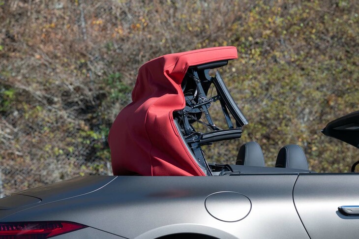 ソフトトップはZ字形に折りたたまれて格納される。前端部分がカバーとして機能するため、電動格納式ハードトップだった先代モデルから21kgの軽量化を実現している。