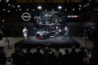 片倉丈嗣さんと森田充儀さんによるトークセッションの様子。「日産オーラNISMO RSコンセプト」の開発意義などが語られた。