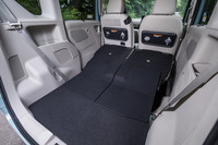 後席を最も前方にスライドさせ、背もたれをすべて倒した様子。荷室床面は完全なフラットにはならないが、長尺物も収納可能な余裕のスペースが生まれる。