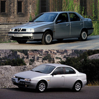 日本でも好評を博したアルファの4ドアセダン「155」(上)と「156」(下)だが、本国イタリアでの評価は対照的で、155は「棺おけみたい」とこき下ろされたとか。