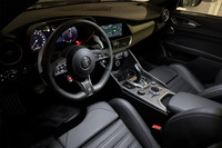 「ジュリア クアドリフォリオ エストレマ」のコックピット。今回試乗した外板色が「ヴェズヴィオグレー」の左ハンドル仕様車は、わずか4台の導入となる。