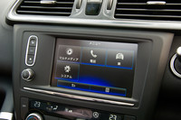オーディオやハンズフリー通話、運転支援システムをはじめとした車両の各種機能設定などの操作を統合した「R-Link2」。残念ながらカーナビ機能は搭載されていない。