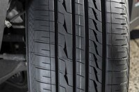 トレッドパターンで目を引くのが、リブ(帯)の部分に連続して開けられた複雑な形状の穴(消音器)。細い溝でグルーブ(縦溝)とつながっており、そこで発生する騒音を抑制する効果を持つ。