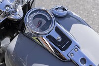 フューエルタンクコンソールに備わる、LCDディスプレイ付きの単眼メーター。コンソールの手前には「FAT BOY」のロゴが描かれている。