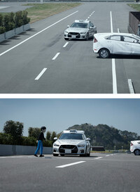 今回、日産がデモンストレーションを披露した「複雑な運転シーン」での事故回避の様子。道路脇から急にバックしてきたクルマをステアリング操作で避けたら(上)、その先で歩行者が飛び出してくる(下)というものだった。