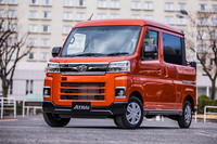 「トニコオレンジメタリック」というオシャレなボディーカラーをまとった「アトレー デッキバン」。軽トラよりもデッキバンのほうがハイブラウでオシャレ! と認識している。