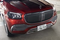クロームパーツがこれでもかと使われたフロントマスク。グリル外周部分には「MAYBACH」ロゴが刻まれている。