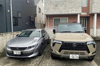 愛車のちょいワル特急こと「プジョー508」と「レクサスGX550“オーバートレイル+”」の2ショット。大きさの違いが如実にわかる。