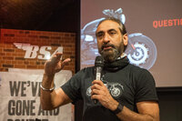 発表会にて、報道陣の質問に答えるクラシックレジェンズのアヌパム・タレジャCo-founders(共同創始者)。BSAの発表会で表に出てくる、顔役的な人物である。