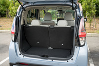 荷室の仕様もガソリン車の「eKクロス」とほぼ共通。後席には前後スライドおよび左右分割可倒機構が備わり、床下には充電ケーブルなどの収納スペースも設けられている。