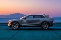 「キャデラックの未来のスタンダードを表現している」という電動SUV「リリック」。伸びやかなシルエットとロングホイールベースが特徴的だ。