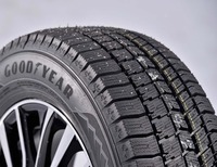 一般に、ランド比が上がると雪上性能は低下する傾向にあるが、「アイスナビ8」では「マルチインターセクション」や、連結したタグ溝によって強い雪柱を形成し、しっかりと雪をつかむ「バイティングスノーデザイン」などの技術によって、従来モデルと同等の雪上性能を確保している。