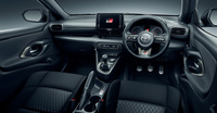 「GRヤリス」のインテリア。1.5リッターエンジンを搭載するCVT車を除き、トランスミッションは6段MT(写真)となる。