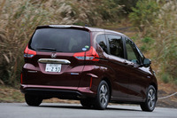 「フリード」シリーズの燃費は、ハイブリッドのFF車が26.6~27.2km/リッター、同4WD車が25.2km/リッター。ガソリンのFF車が19.0km/リッター、同4WD車が16.4~17.6km/リッターとなっている。(いずれもJC08モード)