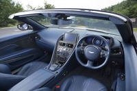 曲線を中心に構成された、流麗なデザインのインストゥルメントパネル。ステアリングホイールは両サイドを押しつぶしたような、少しスクエアなつくりとなっている。