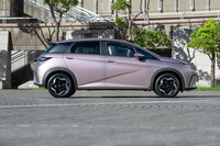 ボディーサイズは全長×全幅×全高=4290×1770×1550mm。「フォルクスワーゲン・ゴルフ」と真っ向勝負のハッチバック車だ。