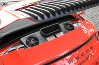 リアに搭載される水平対向エンジンは、フードを開けても直接目にすることはできない。わずかに送風ファンが見えるのみ。