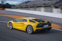 リアウイングは速度やドライブセレクトモードに応じて3段階の位置で固定される。