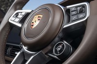 ステアリングホイールのセンター右下には、ダイヤル式の走行モードセレクターがレイアウトされる。