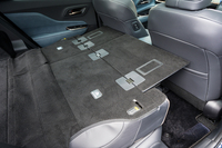 「エステート」ならではの装備である「ラゲッジルーム拡張ボード」。後席を倒した際に足元スペースをボードでふさぎ、使える空間を拡大できる。