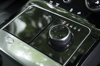 トランスミッションは全車8段AT。ダイヤル式のシフトセレクターが、起動とともに立ち上がる。