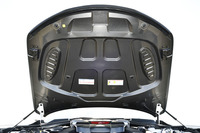 カーボン製のボンネットを裏から見たところ。「クアドリフォリオ」以外の「ジュリア」ではアルミ製となる。