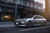 「クラウン セダン」のエクステリアデザインに、パキパキにプレスラインを入れたり、光の反射や映り込みの変化で抑揚を見せたりといった複雑な技法は見当たらない。背の低い、ファストバックの大柄なセダンというスタイリングの強みを、ストレートに生かしているのだ。