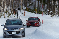 赤い「アテンザセダン」には通常よりスプリングレートの高いアクセルペダルが装備されており、踏力をはじめとしたペダル類のセッティングが、どれほど運転のしやすさに大きく影響するかを体感できた。